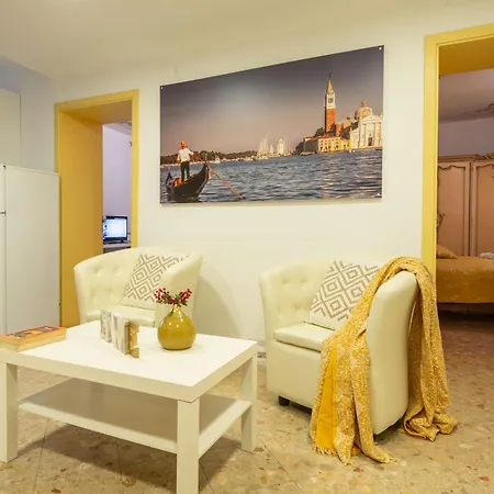 Historical In Center * Venecia